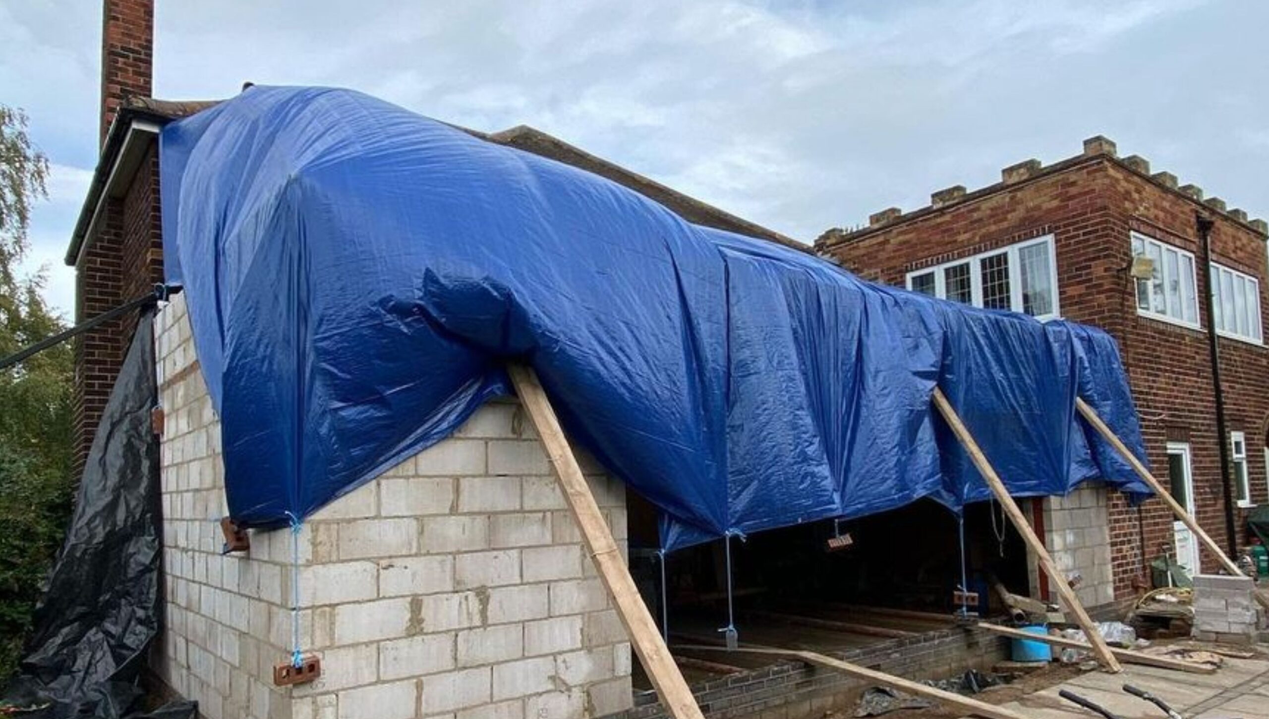 How long will a tarp last outside?